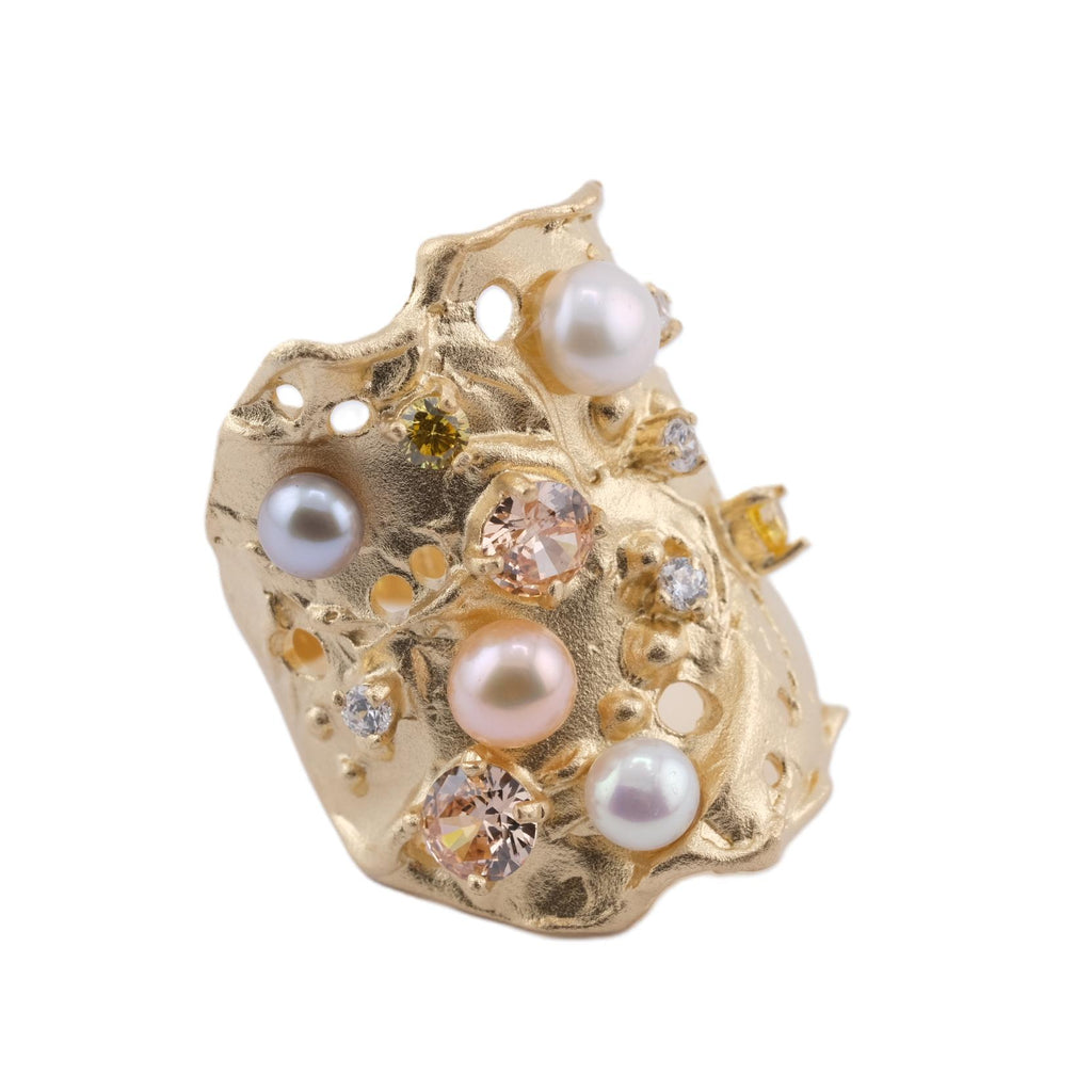 Anillo de Plata Relieve y Perlas Bañado en Oro.