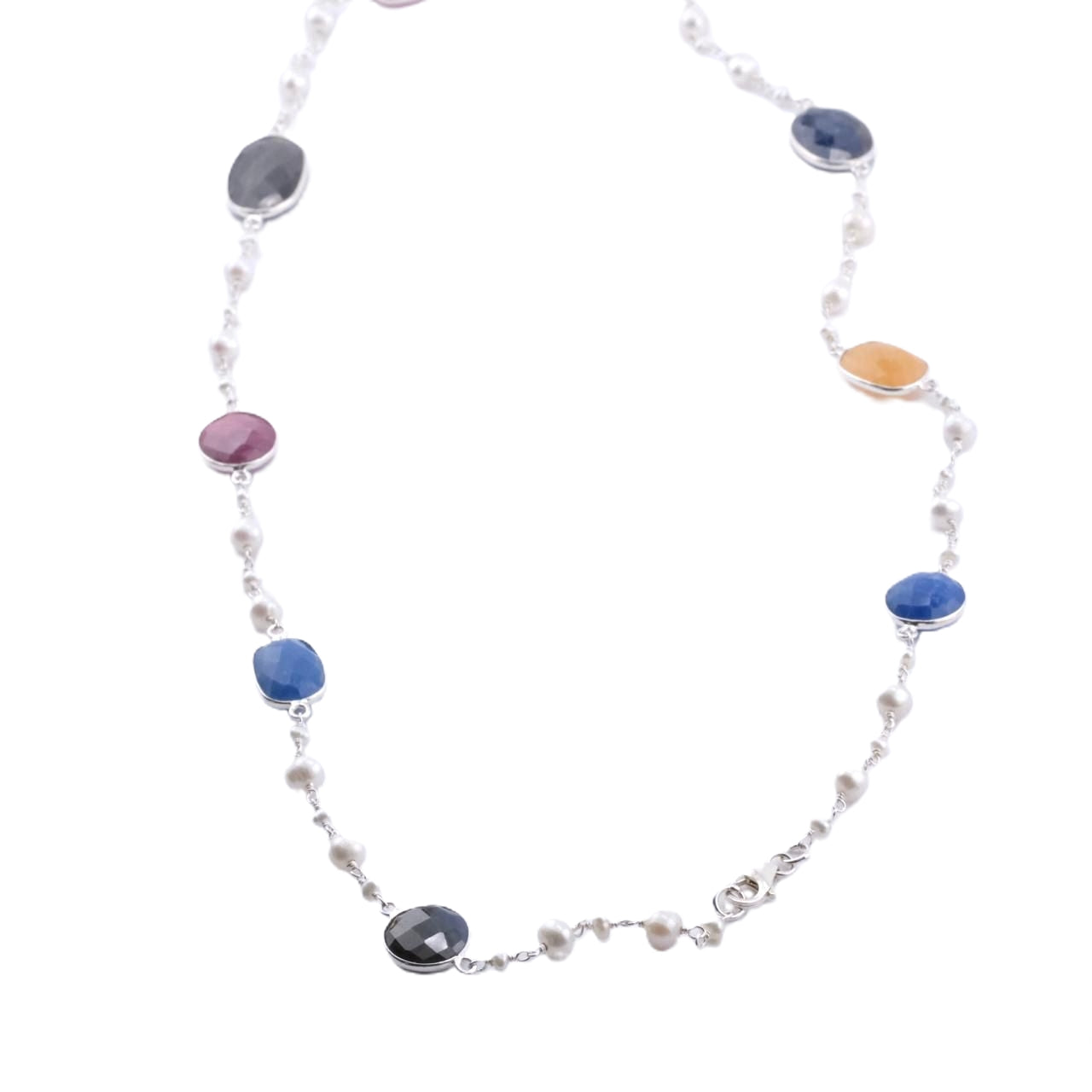 Collar de Plata y Piedras Naturales.