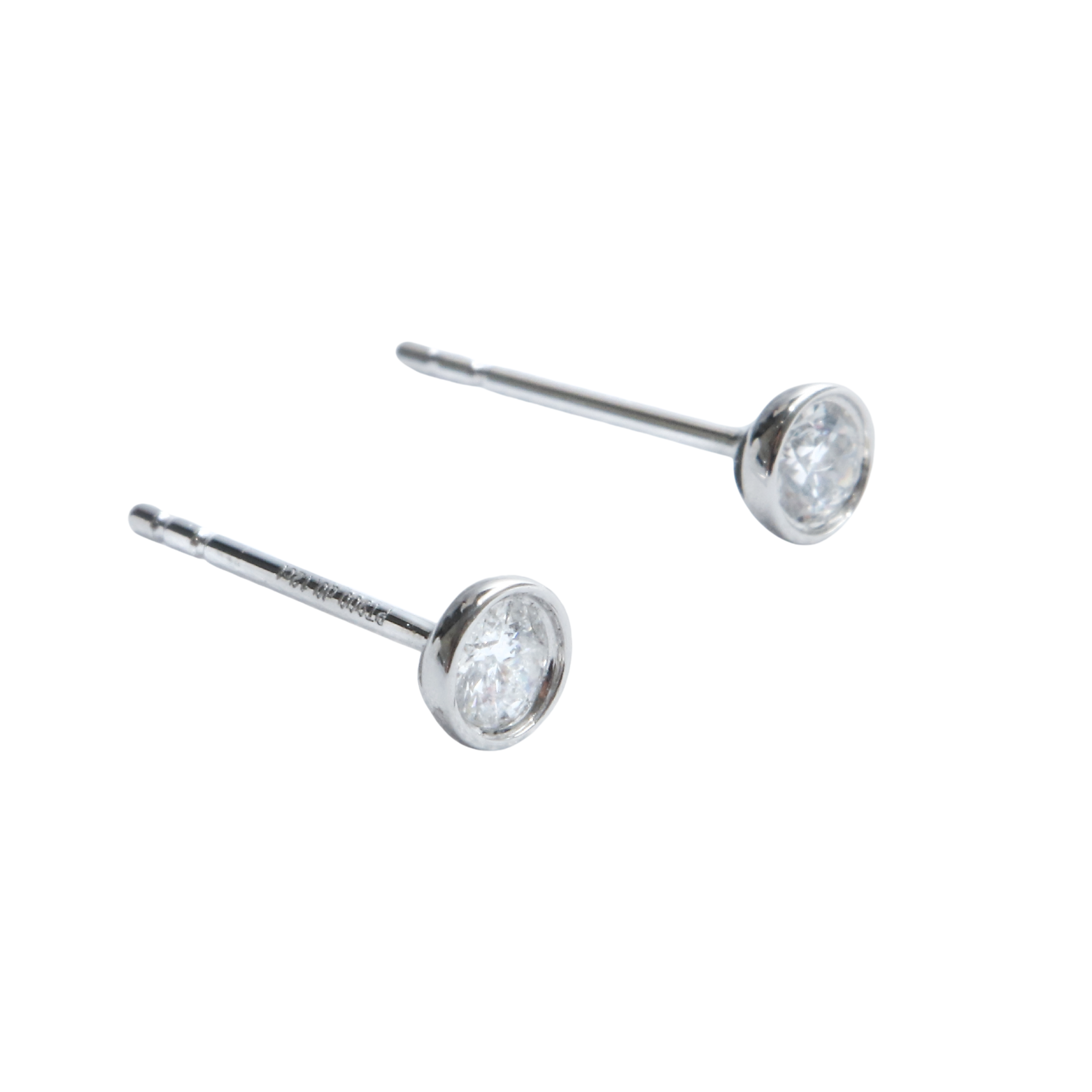 Aros Punto de Luz de Platino y Brillante Bisel.