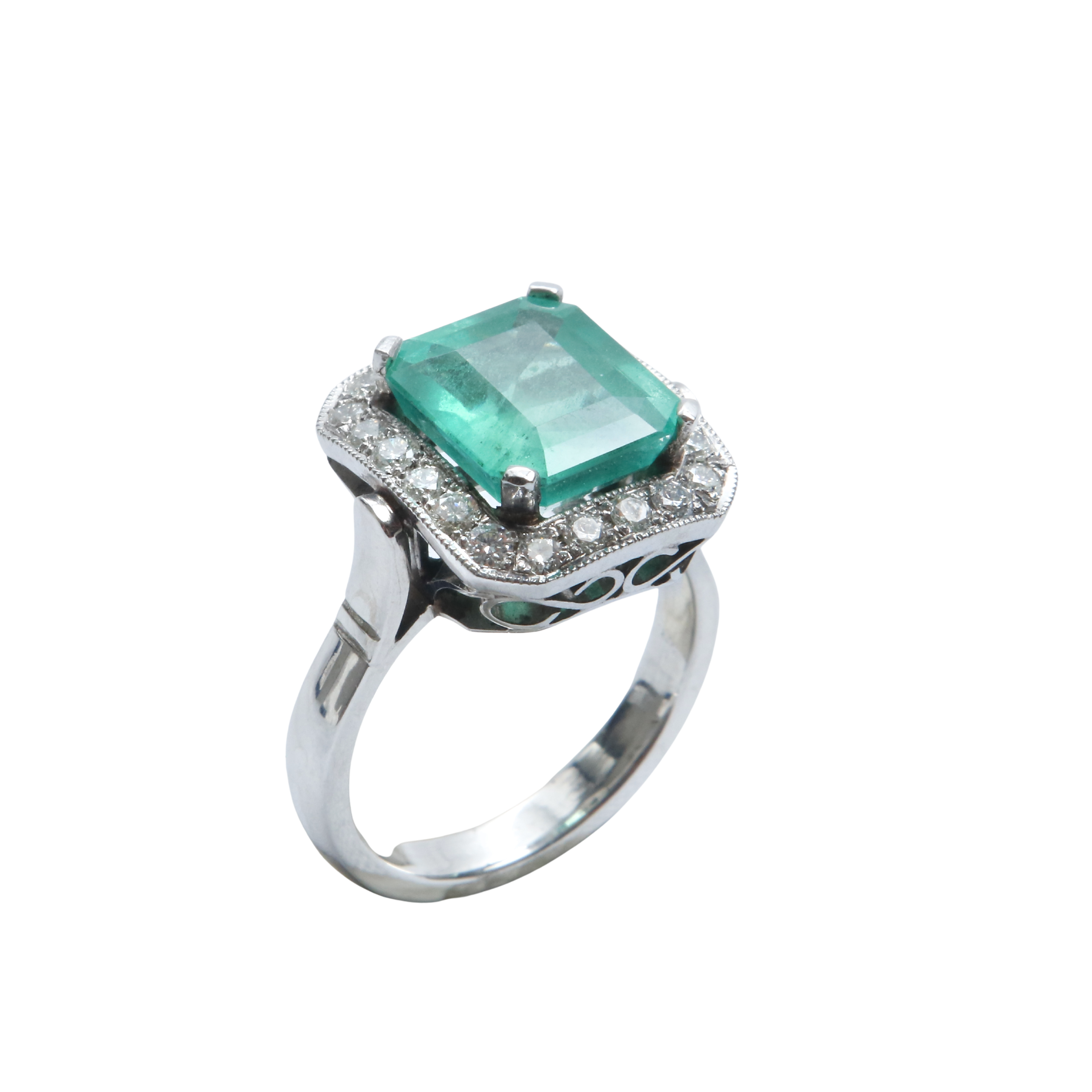 Anillo Platino Esmeralda y Brillantes Cuadrado.