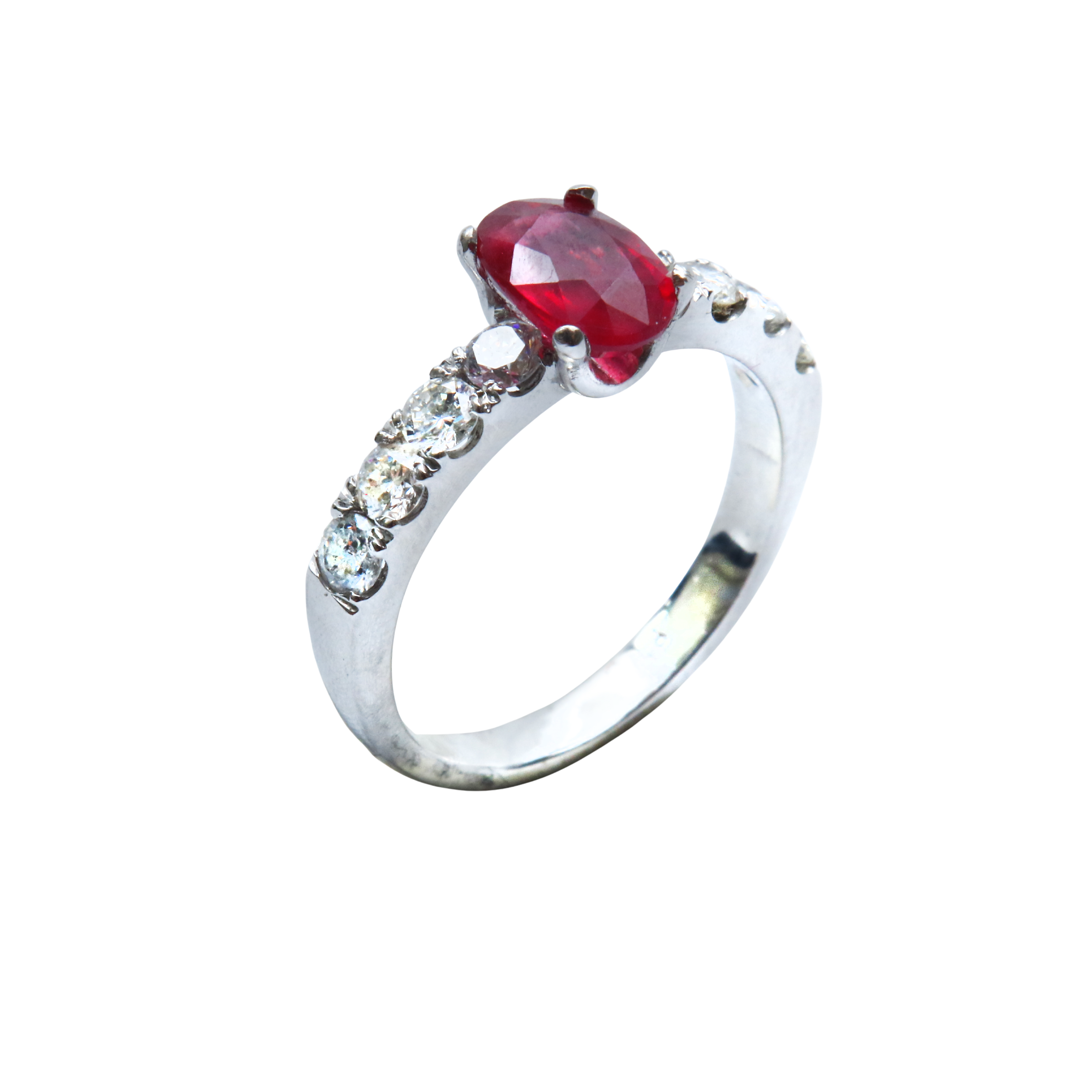 Anillo Platino Rubí y Brillantes Oval.